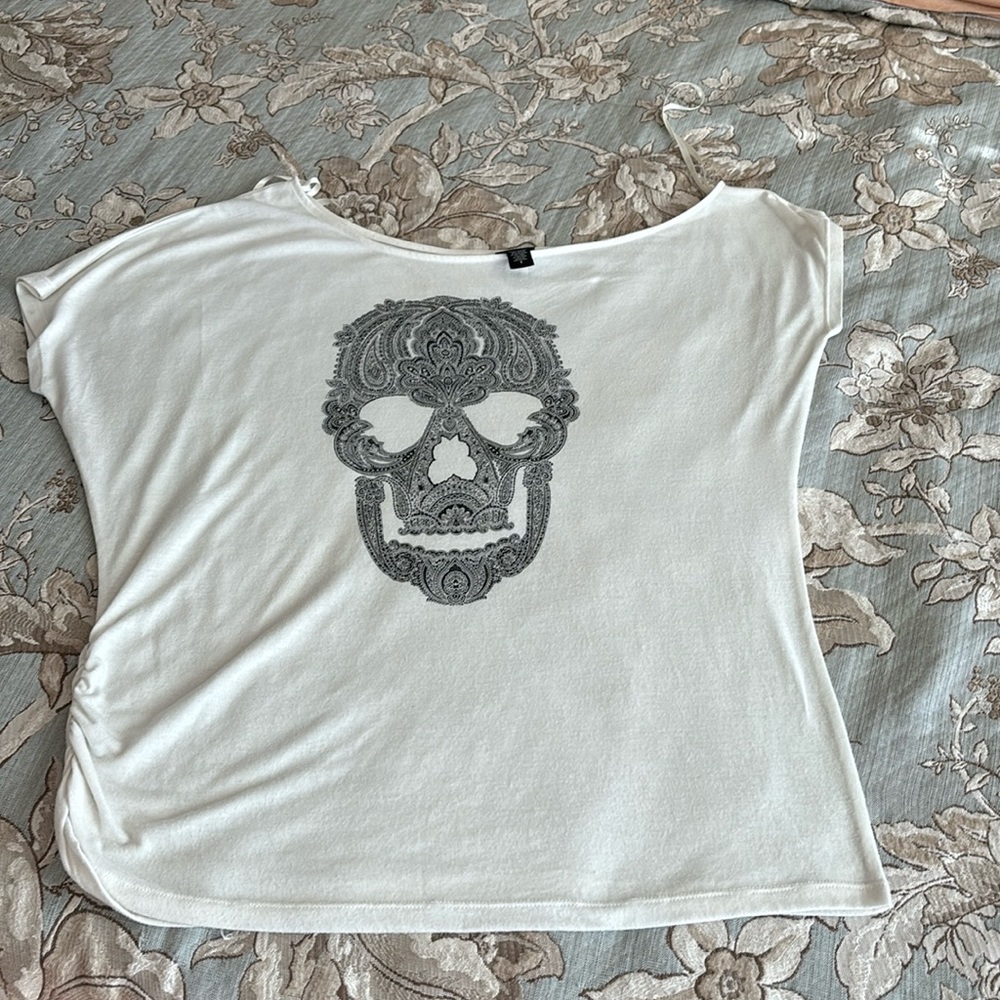 Torrid size 1-super cute ivory, skull. off shoulder, rouching on the right waist